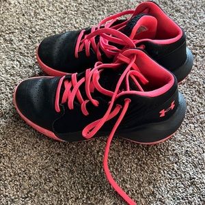Girls under armour size 4 basketball shoes